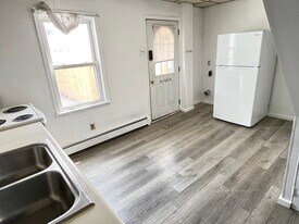 10 E Carroll St in St. Clair, PA - Building Photo