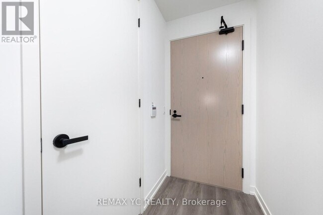 28 Interchange Wy in Vaughan, ON - Building Photo - Building Photo