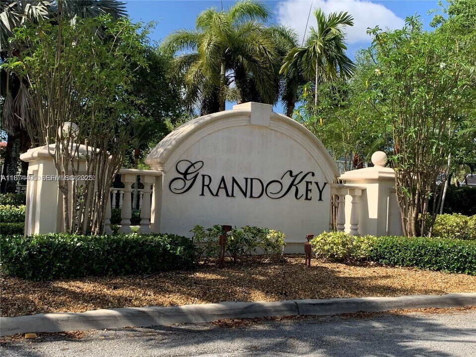 2614 SW 188th Ave in Miramar, FL - Building Photo