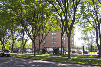 Good Shepherd Tower in Chicago, IL - Foto de edificio - Building Photo