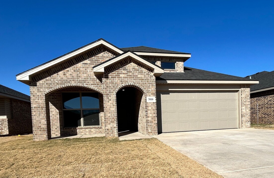 7010 9th St in Lubbock, TX - Building Photo