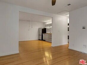 906 Venezia Ave in Los Angeles, CA - Building Photo - Building Photo