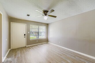 1611 Hazelwood St, Unit A in Conroe, TX - Building Photo - Building Photo