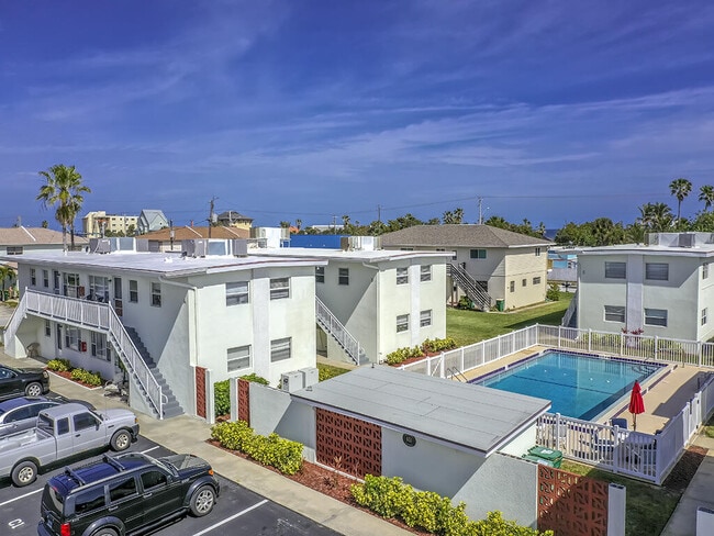 651 Palm Dr in Satellite Beach, FL - Foto de edificio - Building Photo