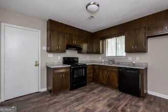 170 Peachtree Dr in Riverdale, GA - Building Photo - Building Photo