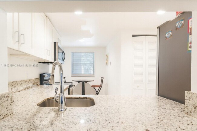 9330 Lagoon Pl in Davie, FL - Building Photo - Building Photo