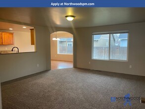 1108 Katie Mae Dr in Medford, OR - Building Photo - Building Photo