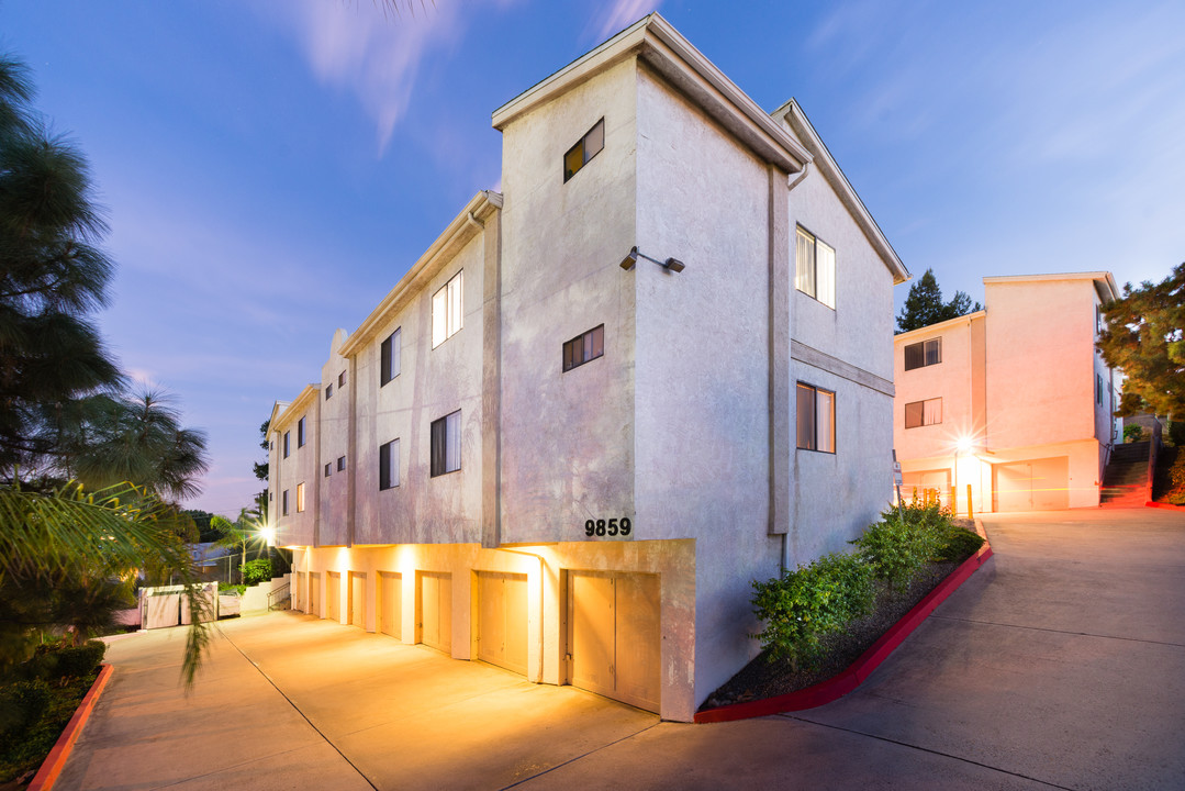 9859 Dale Ave in Spring Valley, CA - Foto de edificio
