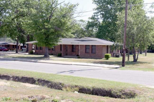 501 Mcdaniels St in Fairmont, NC - Foto de edificio - Building Photo