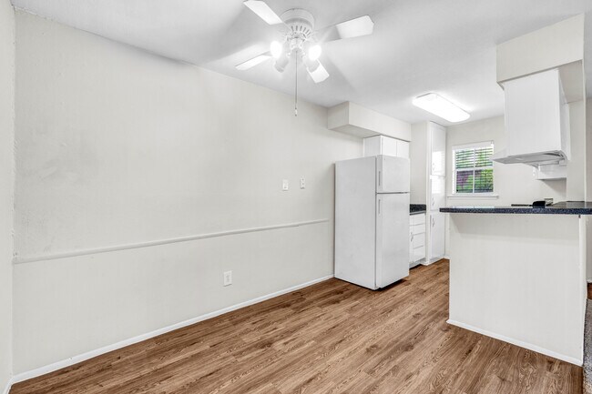 Deer Park Gardens in Deer Park, TX - Foto de edificio - Interior Photo
