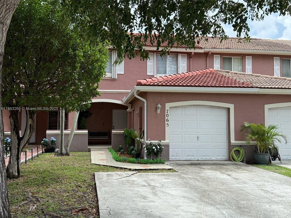 7065 SW 164th Ct in Miami, FL - Building Photo