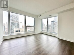 8 Wellesley St W in Toronto, ON - Building Photo - Building Photo