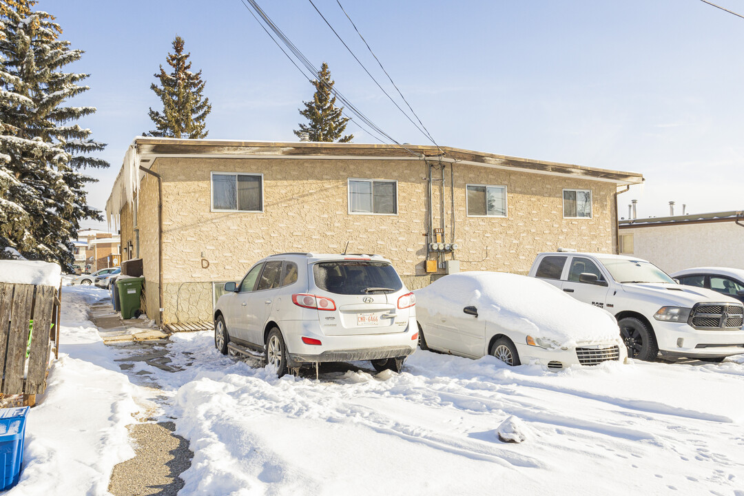 211C Huntington Park Bay NW in Calgary, AB - Building Photo