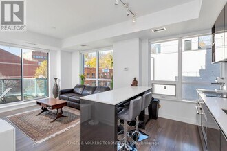 377-377 Madison Ave in Toronto, ON - Building Photo - Building Photo