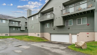 ReNew Bayshore Townhomes in Anchorage, AK - Foto de edificio - Building Photo