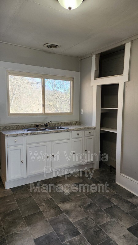 317 E Main St in Sophia, WV - Building Photo - Building Photo