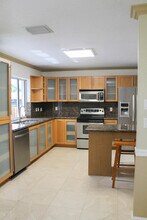 121 NE 3rd St-Unit -1-2 in Dania Beach, FL - Building Photo - Building Photo
