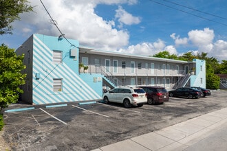 SoMi Happy Livin' (Furnished) in Miami, FL - Foto de edificio - Building Photo