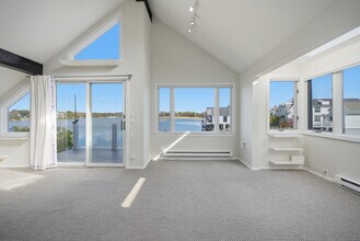 205 Hillspoint Rd in Westport, CT - Building Photo - Building Photo
