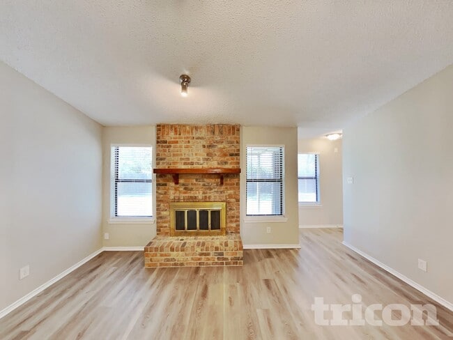 1844 Hunting Green Dr in Fort Worth, TX - Foto de edificio - Building Photo