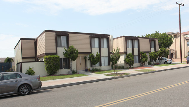 421-425 16th St in Huntington Beach, CA - Building Photo - Building Photo