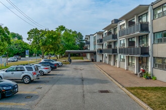4750 Bathurst Street Apartments in Toronto, ON - Building Photo - Building Photo