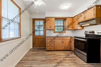8307 Santa Fe Ln in Overland Park, KS - Building Photo - Building Photo