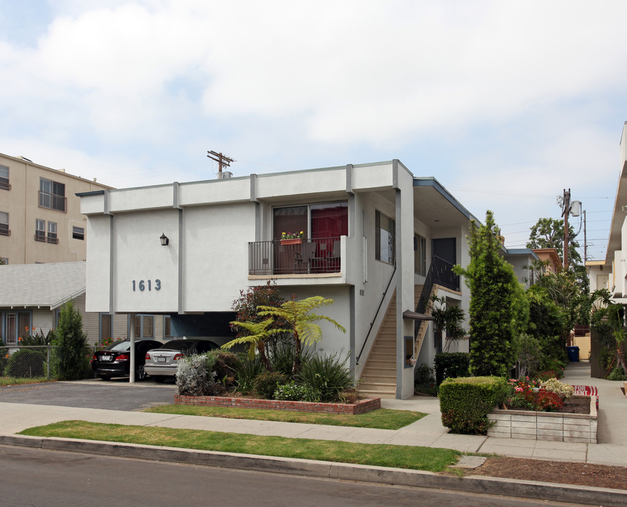 1613 Barry Ave in Los Angeles, CA - Building Photo