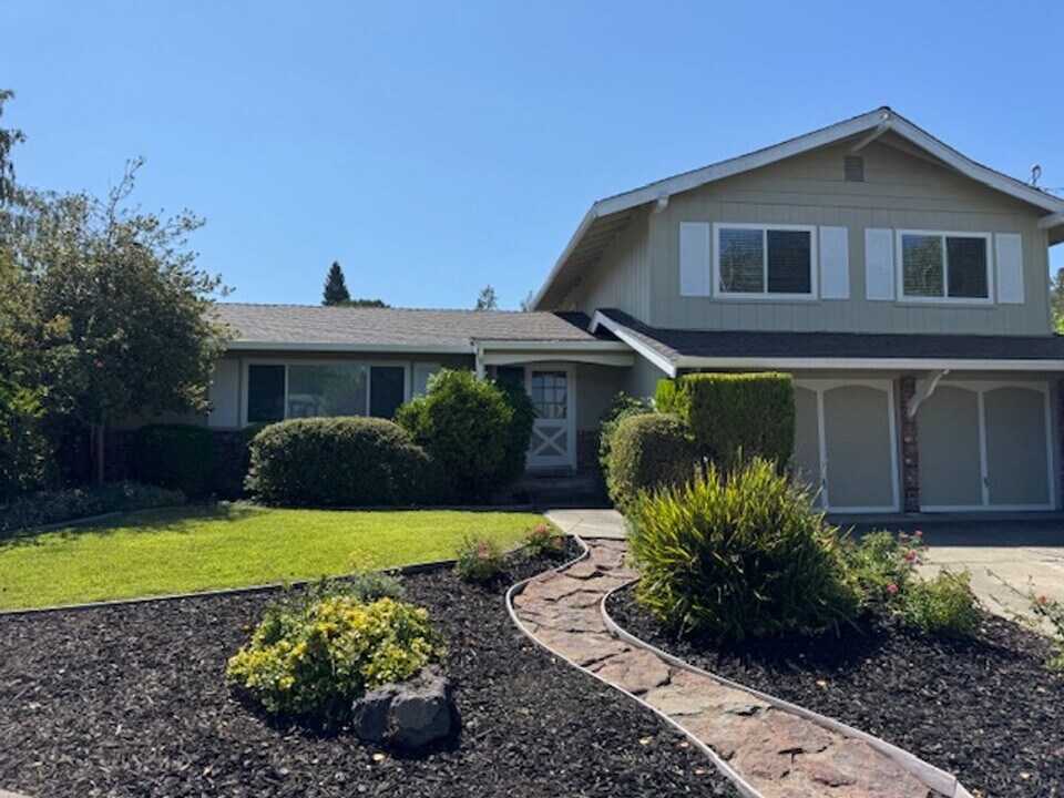 131 Tharp Dr in Moraga, CA - Building Photo