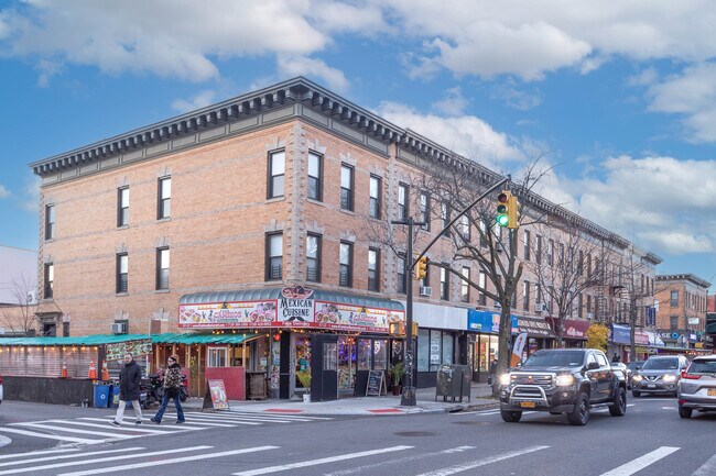 67-20 Fresh Pond Rd in Ridgewood, NY - Foto de edificio - Building Photo