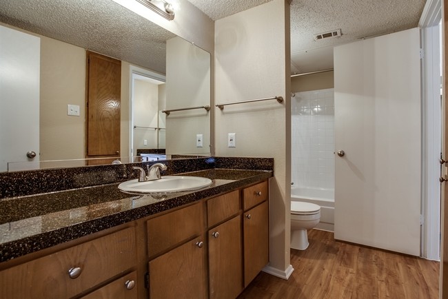 Whispering Oaks Apartments in North Richland Hills, TX - Foto de edificio - Interior Photo