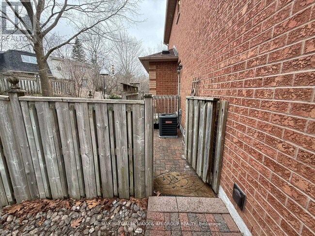 34 Cypress Ct in Aurora, ON - Building Photo - Building Photo