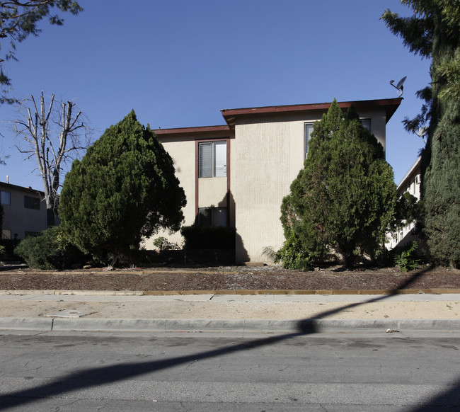 6445 Shirley Ave in Reseda, CA - Foto de edificio - Building Photo