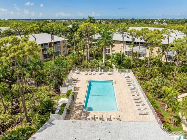 3001 Sandpiper Bay Cir in Naples, FL - Foto de edificio - Building Photo