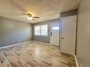 1043 S Richmond Ave in Wichita, KS - Building Photo - Building Photo