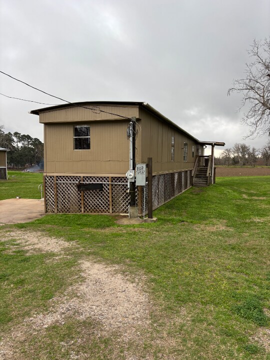 103 Spur in Holiday Lakes, TX - Building Photo
