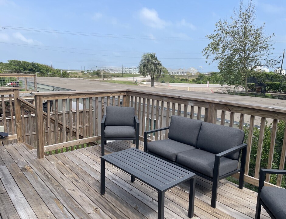 11 San Jacinto Dr in Galveston, TX - Building Photo