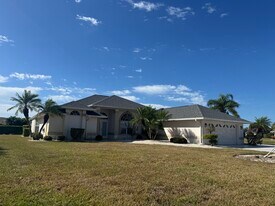 137 Sportsman Rd in Rotonda West, FL - Building Photo