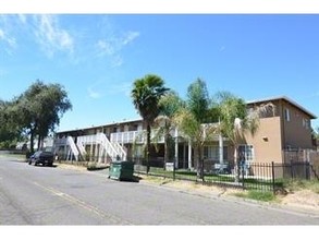 570 Maple St in West Sacramento, CA - Foto de edificio - Building Photo