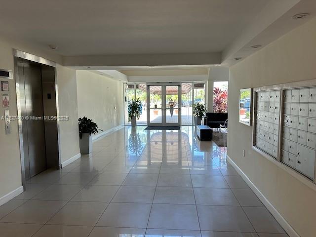 120 Lakeview Dr in Weston, FL - Building Photo - Building Photo