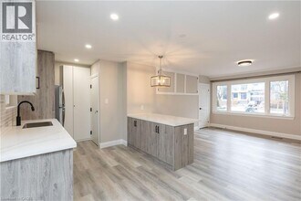 402 Third Line in Oakville, ON - Building Photo - Building Photo