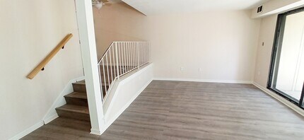 124 Roberts Ln, Unit 101 in Alexandria, VA - Foto de edificio - Building Photo