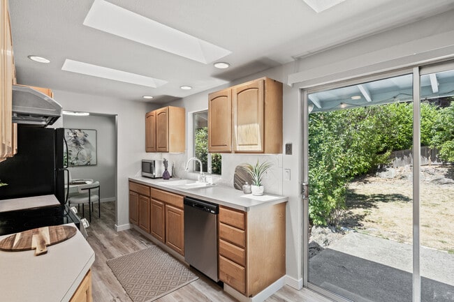 13726 SE 24th St in Bellevue, WA - Building Photo - Building Photo