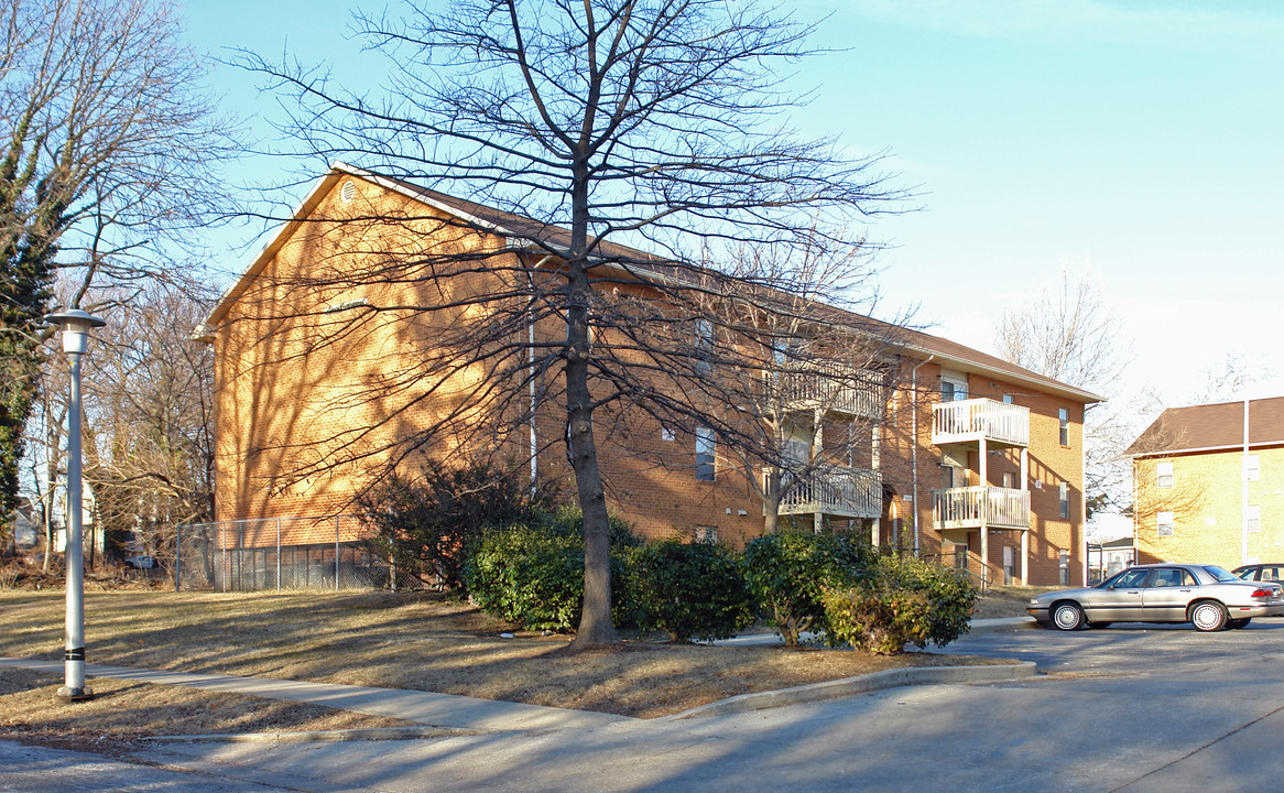 Roslyn Gardens Apartments in Baltimore, MD - Foto de edificio