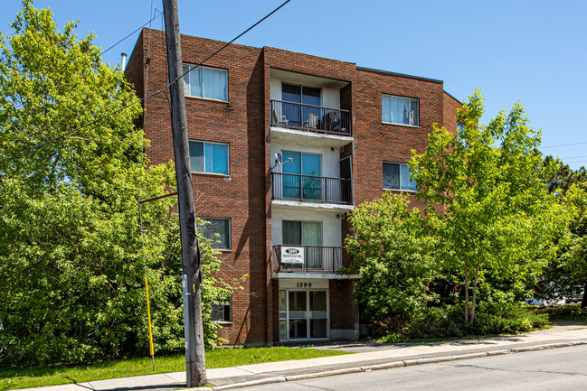 1099 Merivale Rd in Ottawa, ON - Building Photo - Building Photo