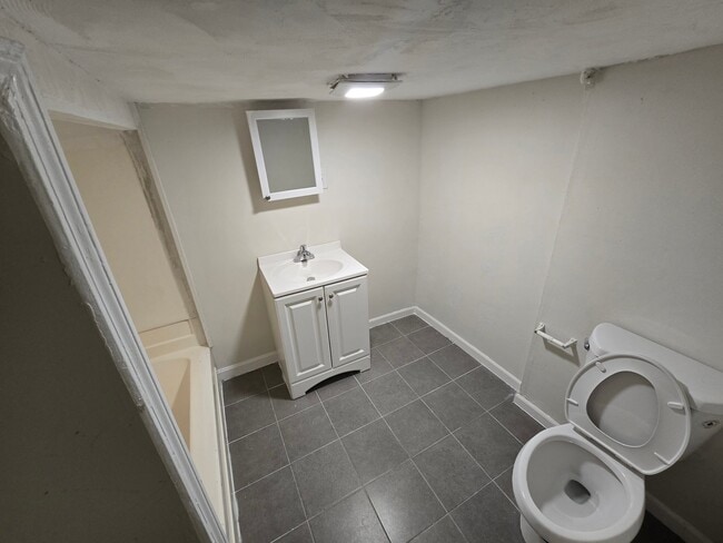 27 Shelby St, Unit Basement in Worcester, MA - Foto de edificio - Building Photo