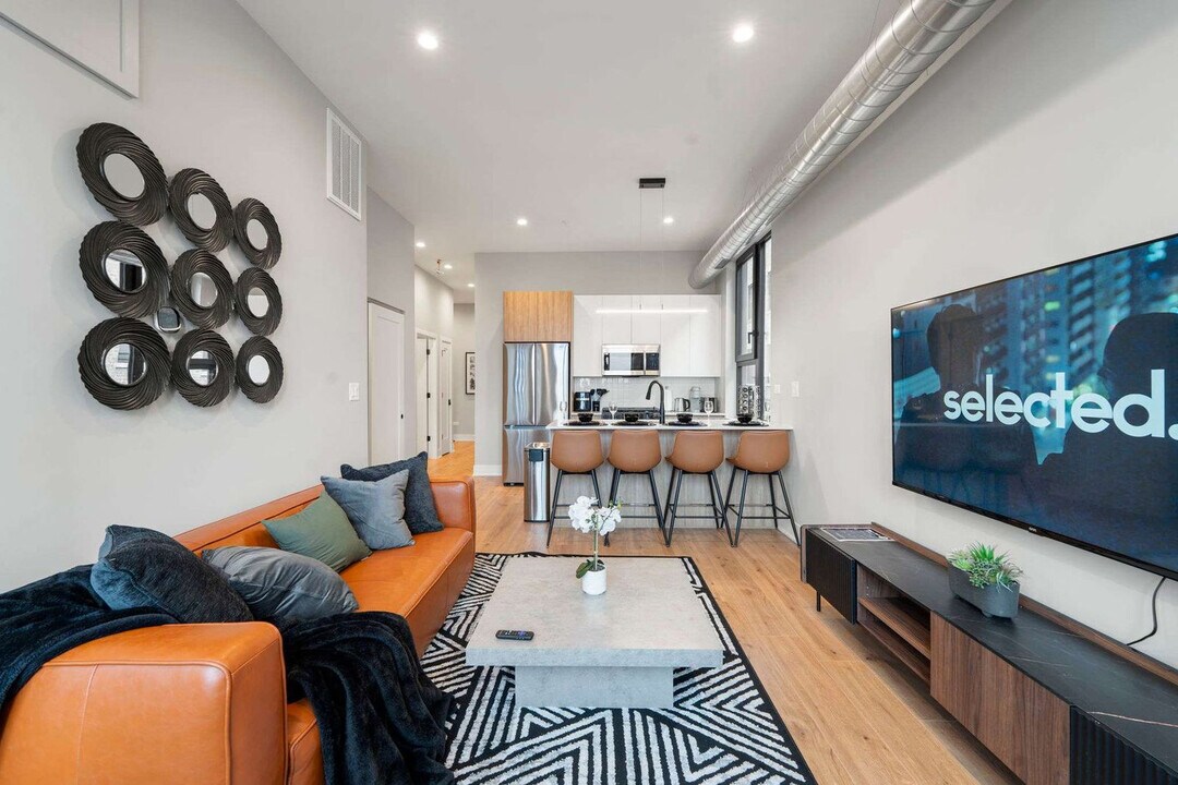 6044 N Winthrop Ave in Chicago, IL - Building Photo