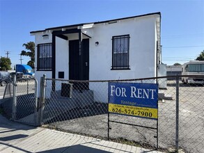 8800 Compton Ave in Los Angeles, CA - Foto de edificio - Building Photo