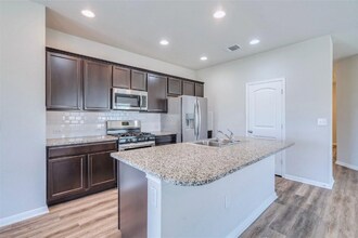 303 Marimoor Dr in Hutto, TX - Building Photo - Building Photo