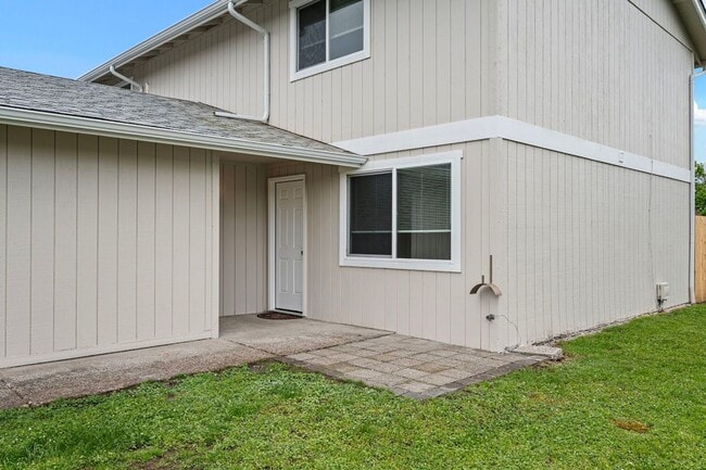 767 N Cloverleaf Loop in Springfield, OR - Foto de edificio - Building Photo